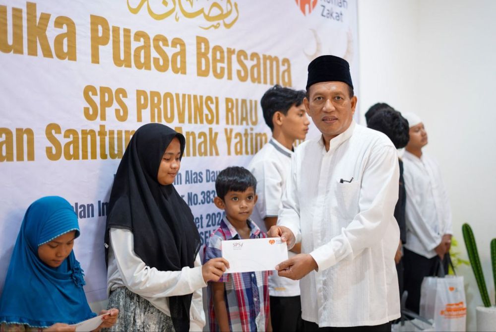 Kadis Kominfotik Riau bersama SPS Serahkan Santunan Anak Yatim