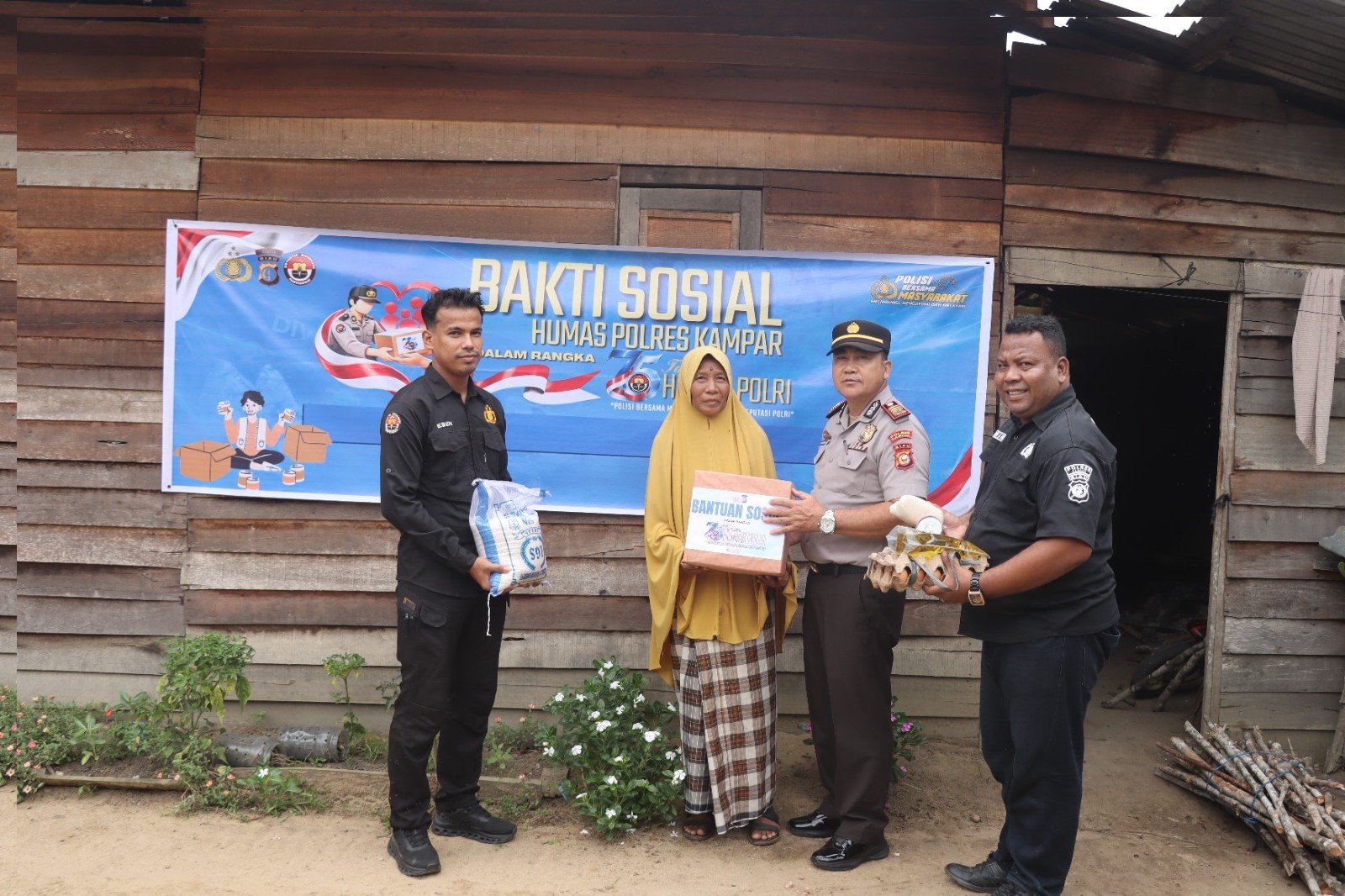 Sambut Hari Jadi Humas Polri ke-75, Humas Polres Kampar Berbagi Kebahagiaan dengan Warga Kurang Mampu