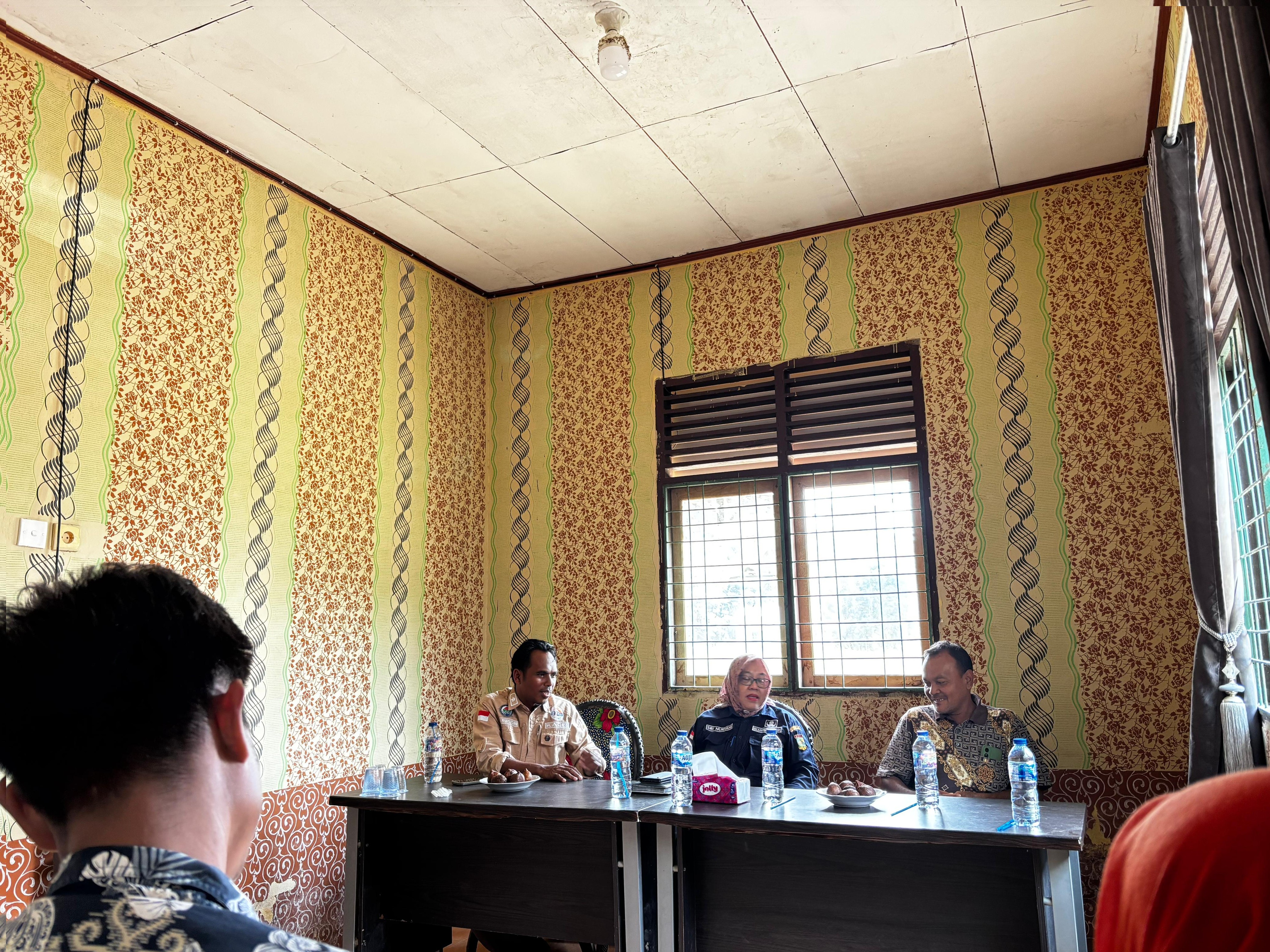 PLT Camat Sidak, Sekdes Tanjung Harapan Sering Mangkir, Kantor Tak Punya Bendera & Sampah Berserakan!