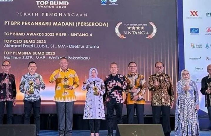 PJ Walikota Pekanbaru Muflihun Menerima Penghargaan Top Pembina BUMD Awards 2023
