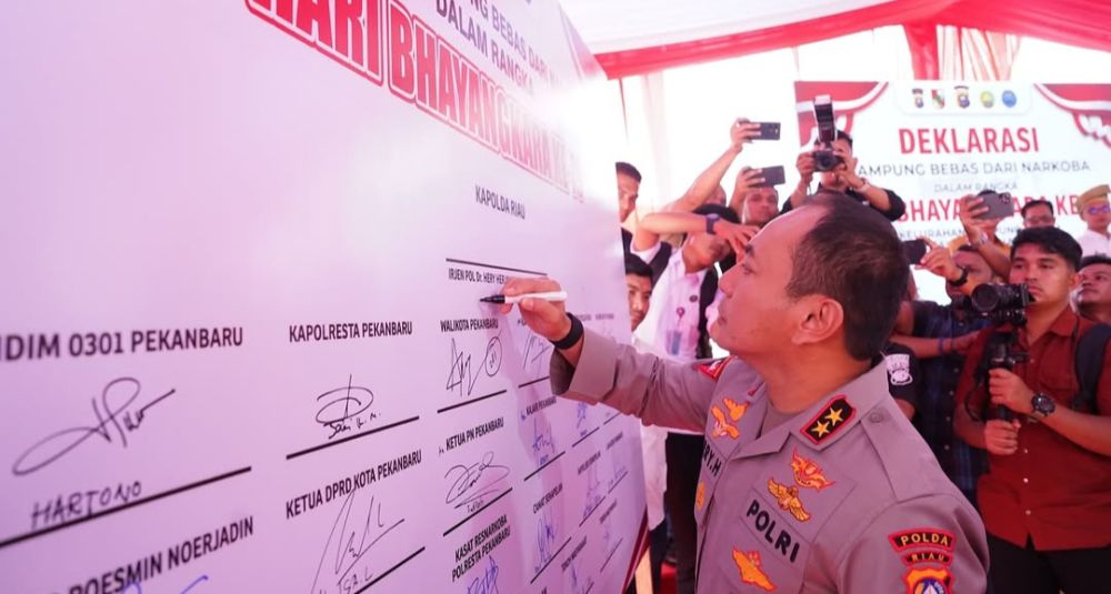 Kapolda Riau, Wali Kota, dan Warga Kampung Dalam Deklarasikan Perang Melawan Narkoba