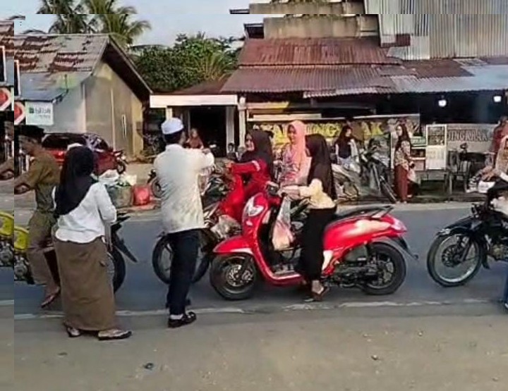 Family Group dan Insan Media Gelar Buka Puasa Bersama, Bagikan 250 Takjil Kebaikan di Kampar Kiri