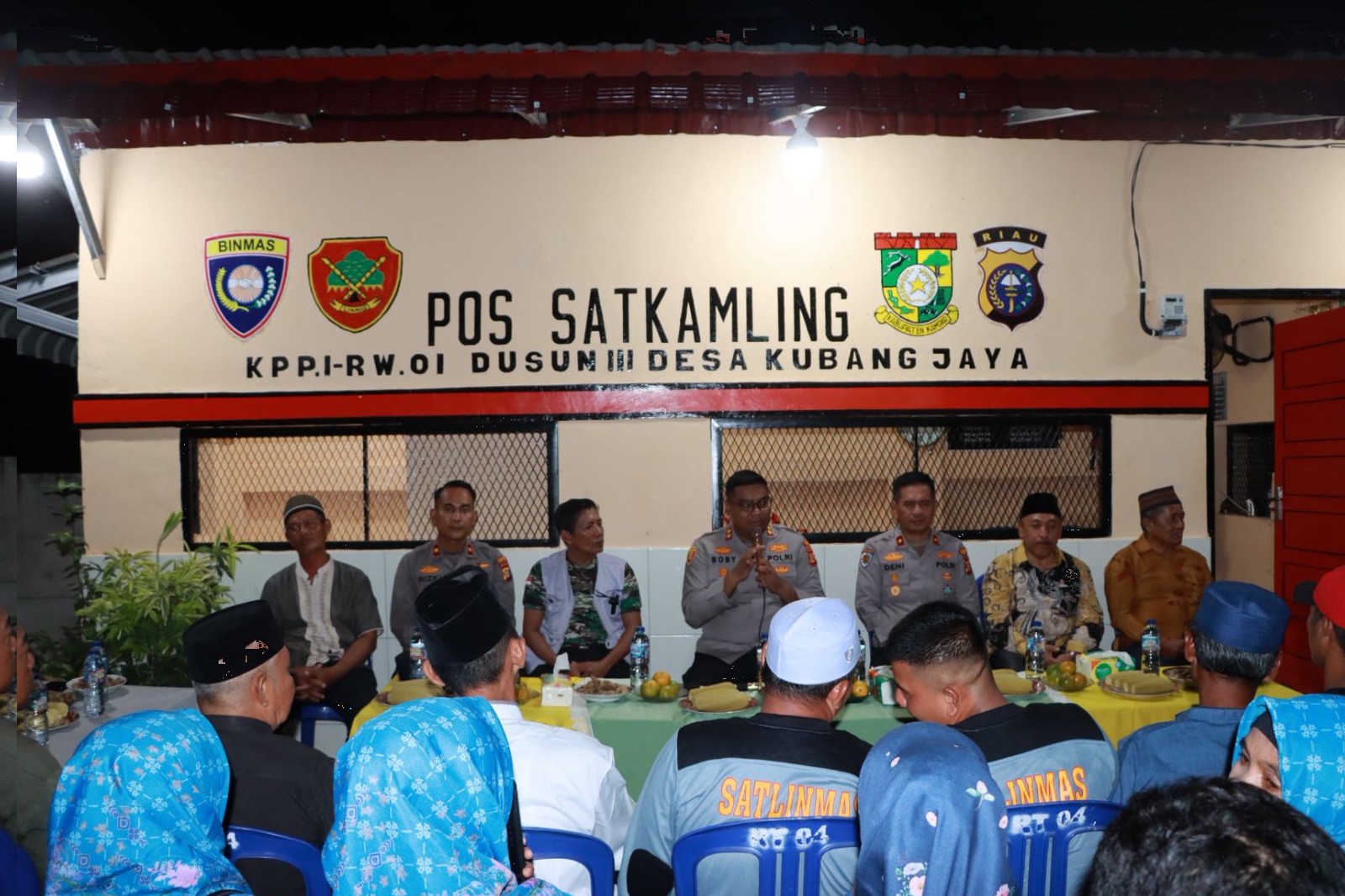 Dalam Kesibukan, Kapolres Kampar Sempatkan Waktu Silaturahmi, Beri Bantuan Dan Bibit Pohon Untuk Warga Pos Satkamling