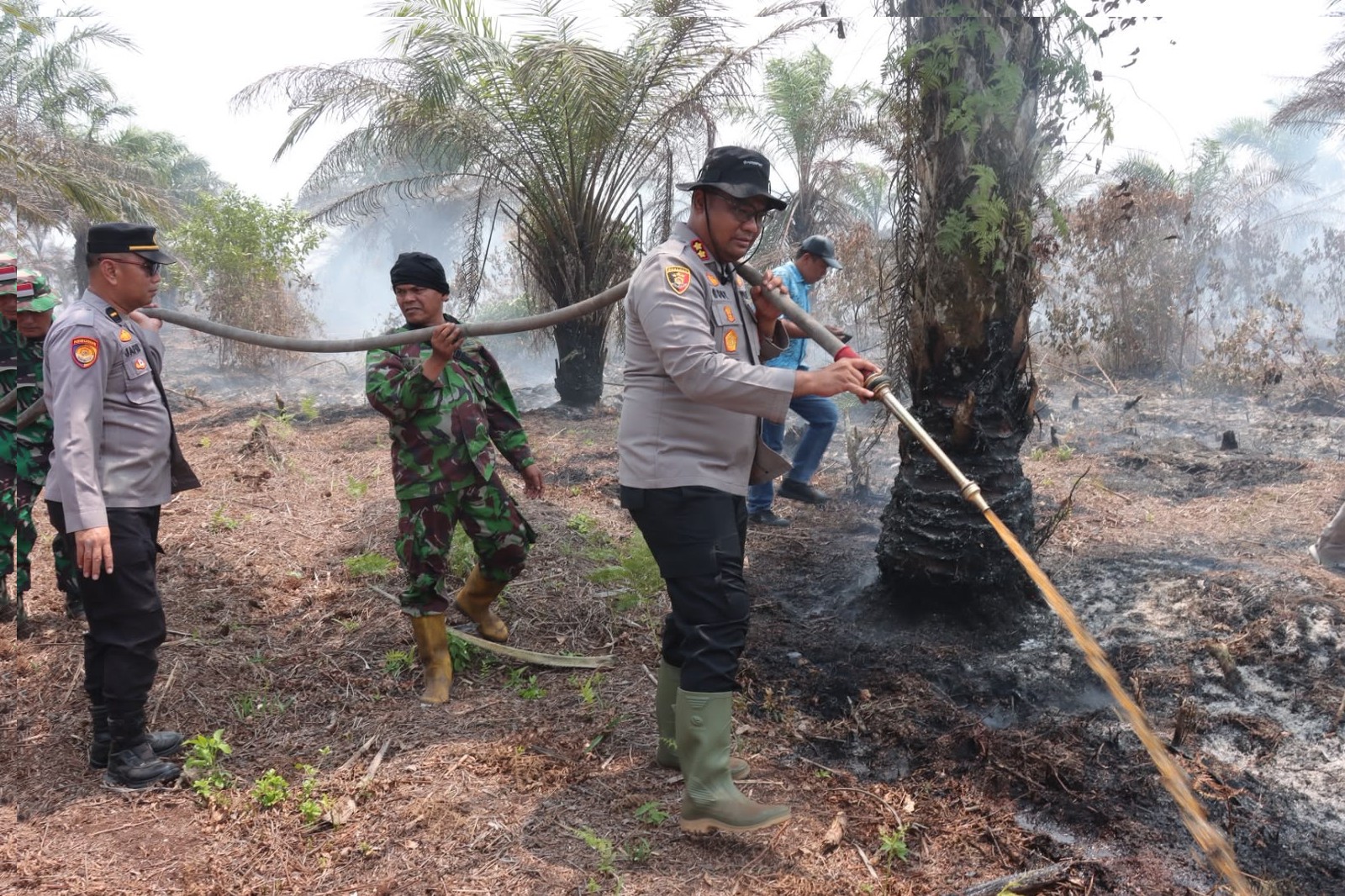 Karhutla Lahan Gambut Meluas di Kualu Nenas, Kapolres Kampar Turun Langsung Pimpin Penanganan