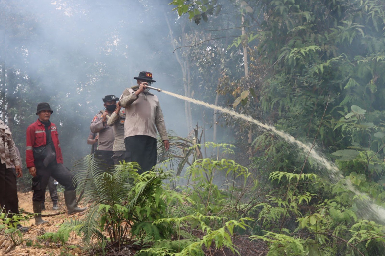 Kapolres Kampar Pimpin 98 Personil Padamkan 7 Titik Api di Sungai Sarik–Balung